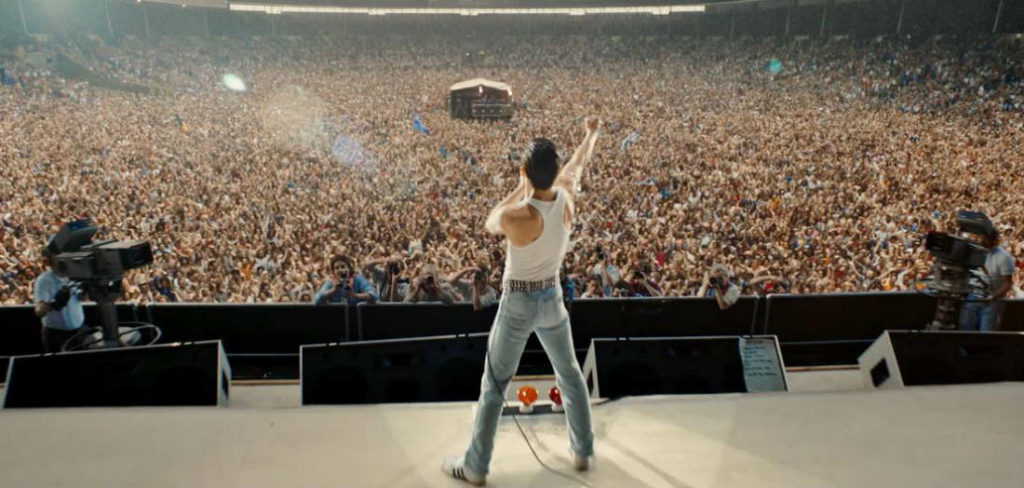 Image du film Bohemian Rhapsody avec Rami Malek face au Wembley Stadium